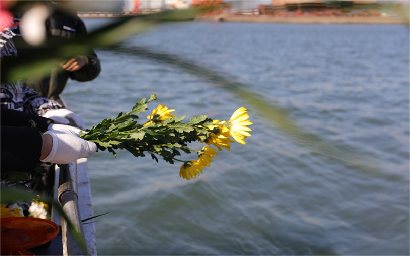 普陀山海葬案例亲友制作的纪念视频在现场播放反响-3