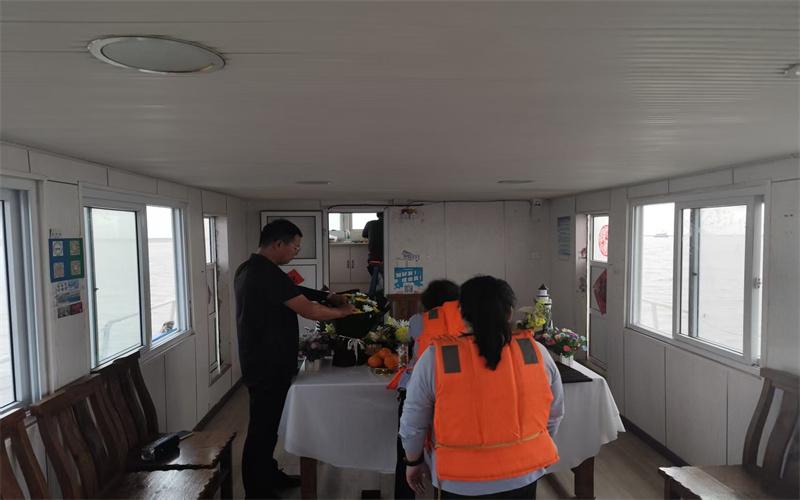 普陀山海葬案例亲友在现场朗诵故人的家书节选