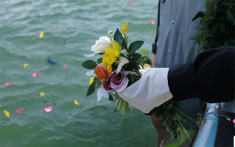 普陀山海葬案例为科技工作者举办的纪念演讲与海葬