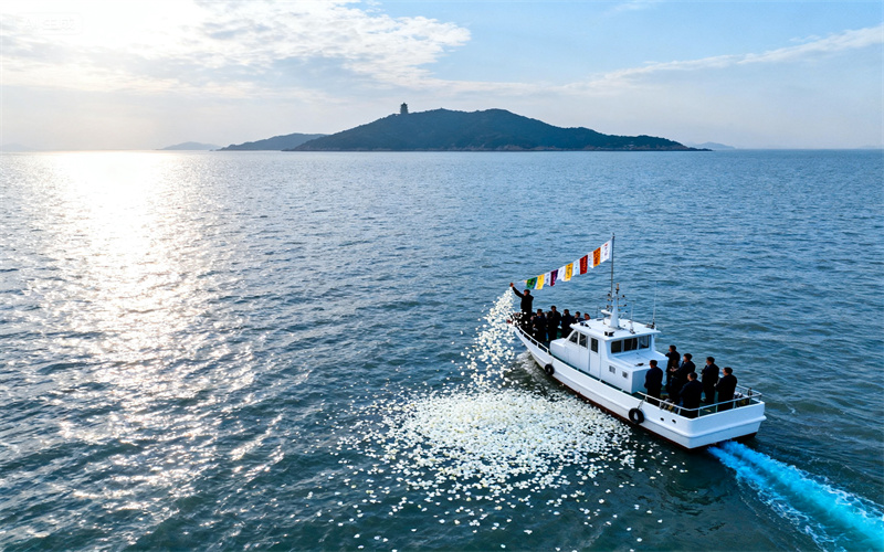 普陀山海葬案例包船全家参与的海葬纪念-3